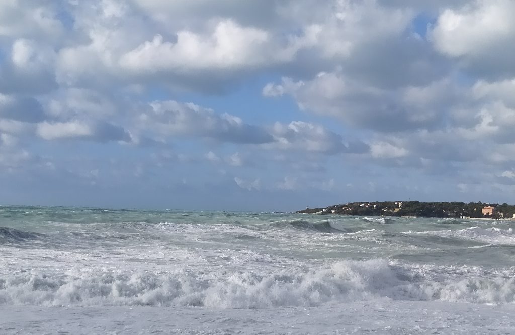 Allerta meteo, codice giallo per vento e mareggiate mercoledì 1 dicembre