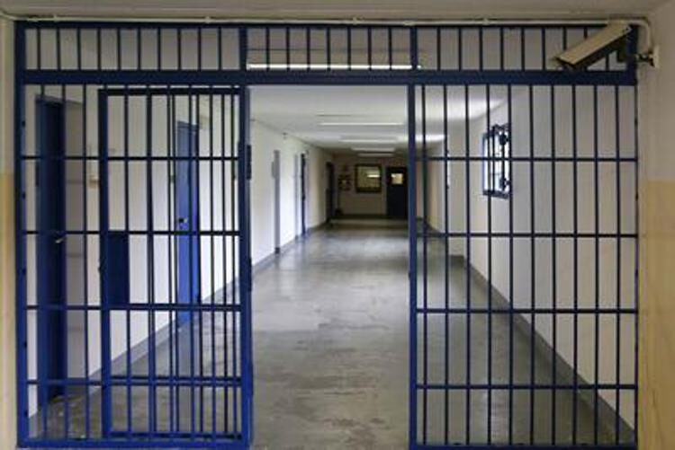 Carcere Elba, detenuto incendia cella. Feriti sette agenti