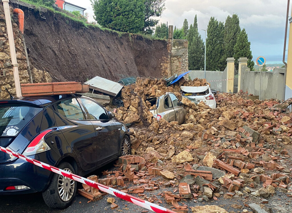 Crolla muro a Rosignano. Boato all’alba. Auto travolte