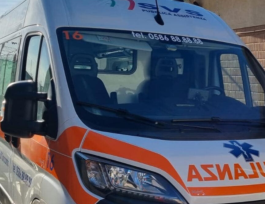 Scontro in scooter, muore a 20 anni a Livorno. Grave l’amico