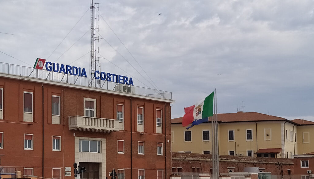 Barca a fuoco sud Gorgona, salve nove persone a bordo