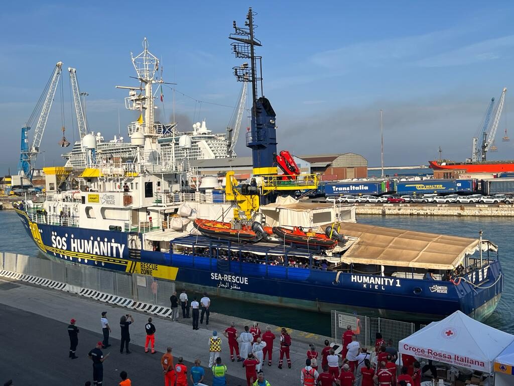 Sos Humanity a Livorno, migranti rimangono in Toscana