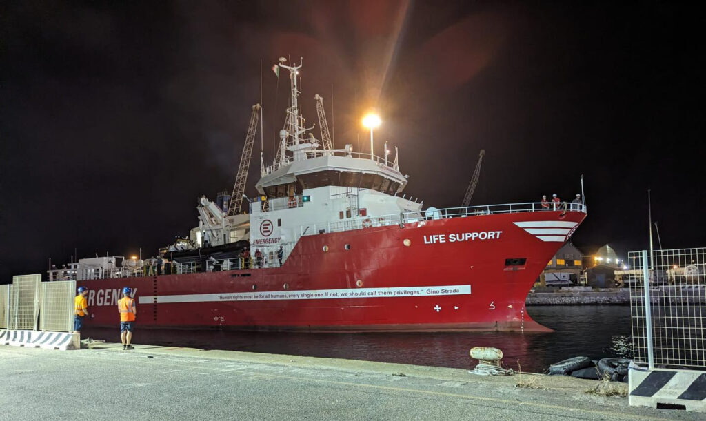 Life Support attraccata a Livorno, donne e minori a bordo