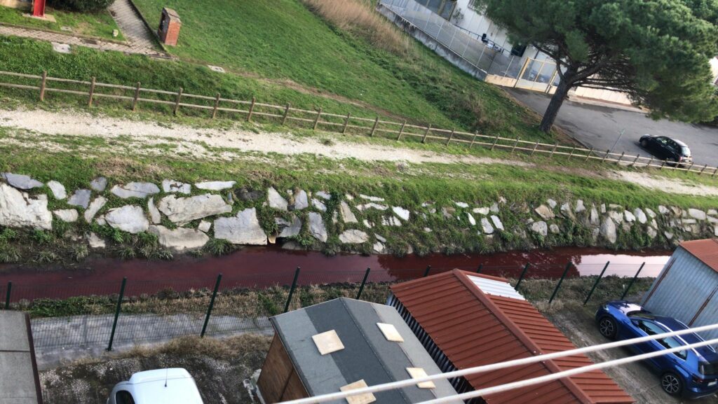 Collesalvetti, fosso Cateratto diventa rosso. Allarme del sindaco