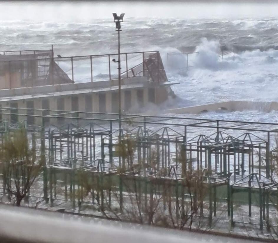 Maltempo, a Livorno mareggiata allaga Terrazza e lungomare. Nuova allerta meteo