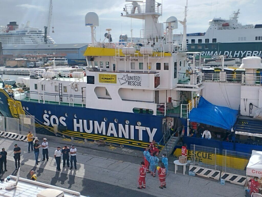 Humanity 1 in porto a Livorno: sbarcano 183 migranti