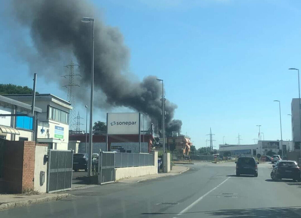 Incendio a Livorno: a fuoco officina. C’è una persona ferita