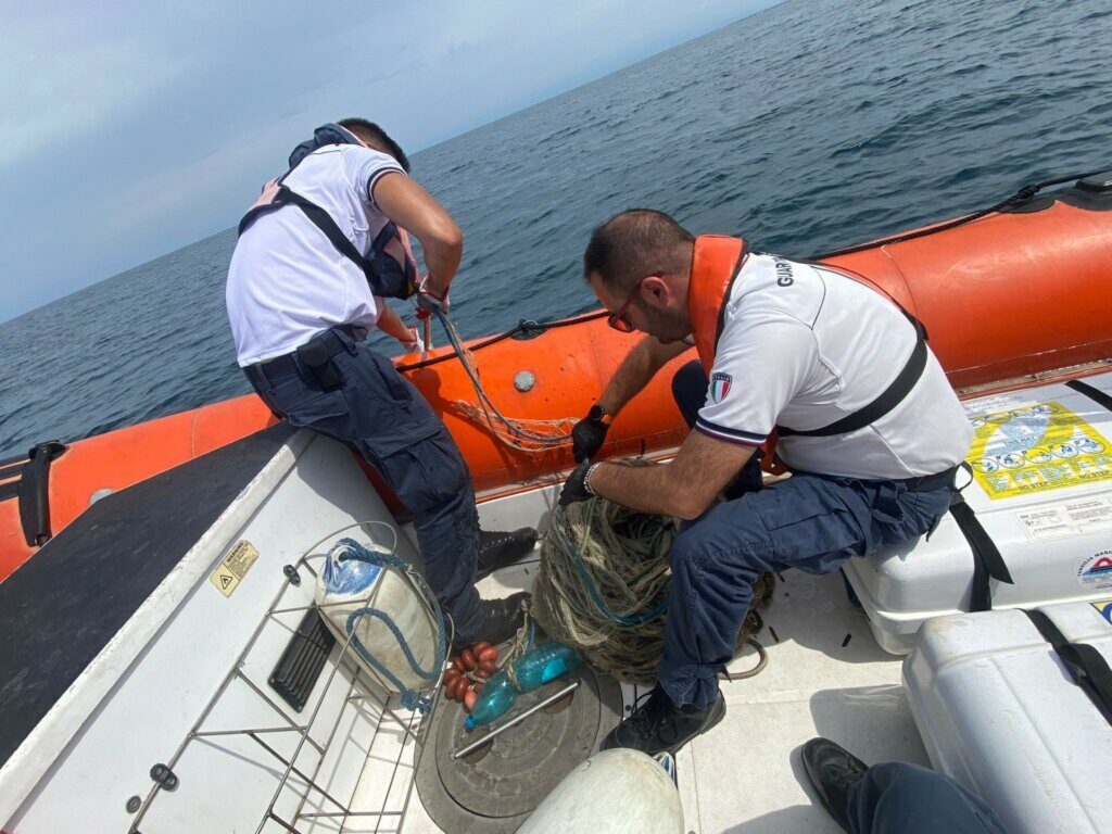 Livorno, sequestrata una rete da pesca illegale lunga 5 chilometri
