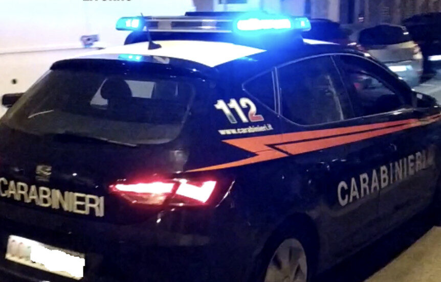 Minaccia una donna con il coltello per rubarle le scarpe