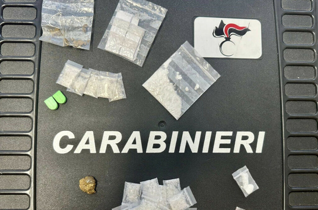 Spacciano in una discoteca di Cecina e finiscono in manette