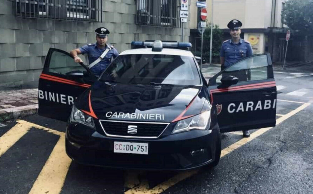 Usa un coltello come minaccia e porta via il cellulare a un passante
