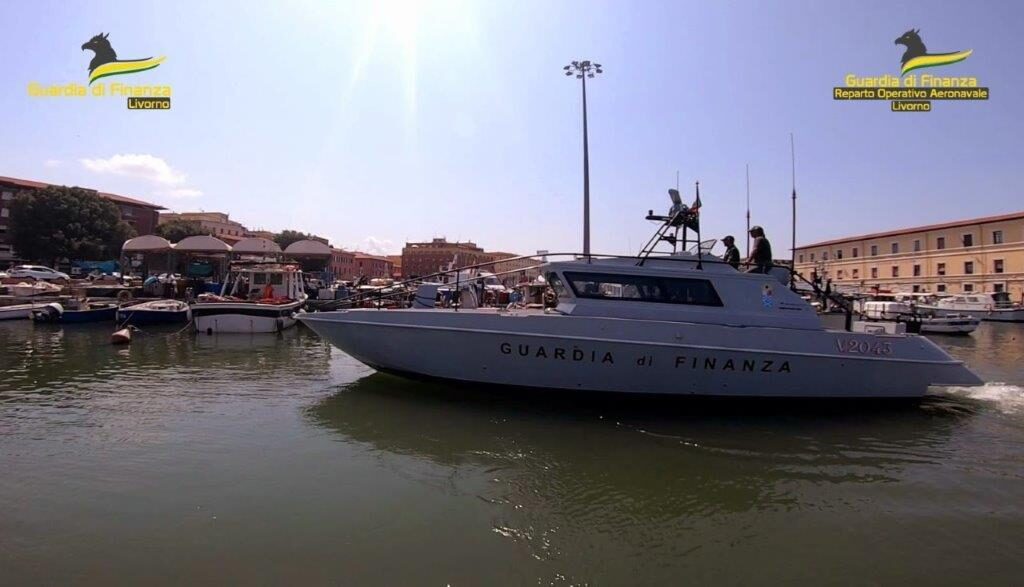 Yacht lusso sconosciuto al fisco: skipper denunciato a Livorno