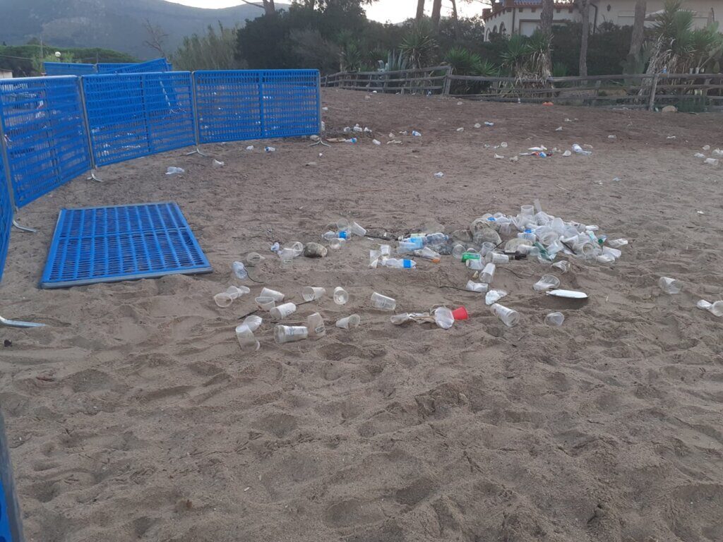 Spiaggia di Lacona, rifiuti dopo festa patrona. Legambiente: “Sacrilegio”