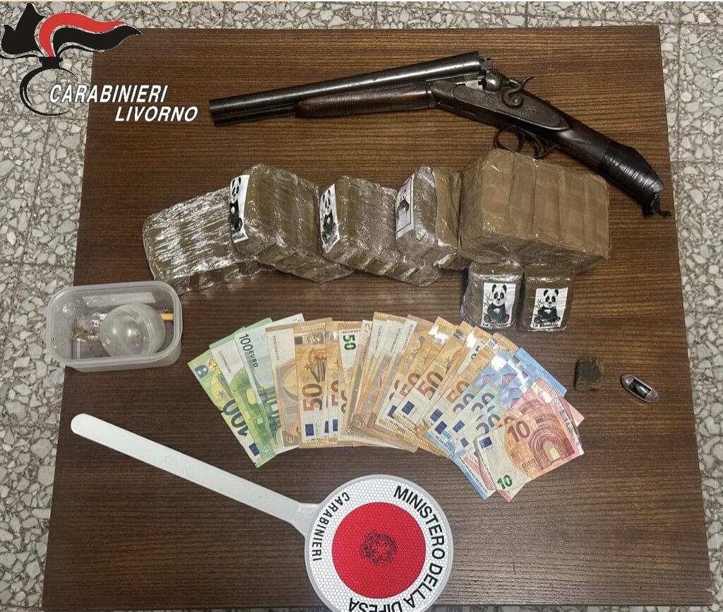 Tre chili di droga e un fucile clandestino in casa: arrestato un 29enne