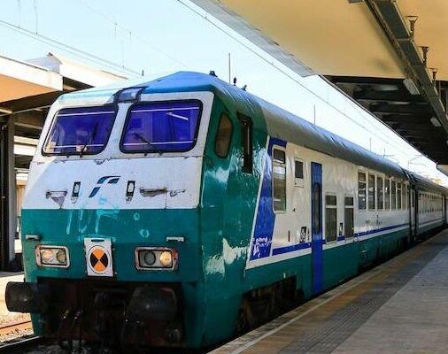 Tragedia sui binari, muore travolta da un treno