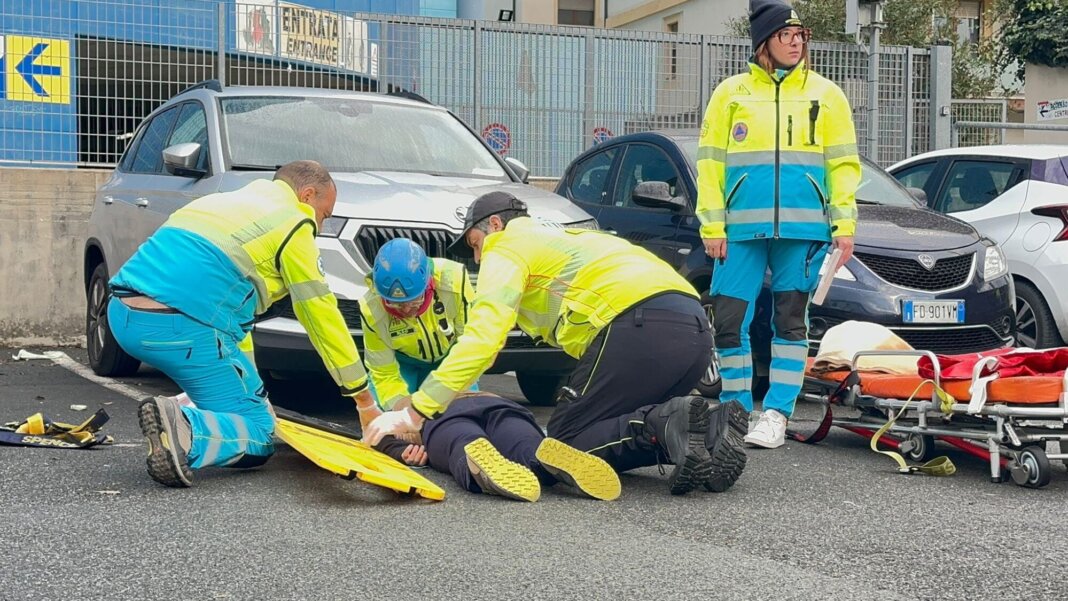 Auto investe quattro pedoni all'alba, uno è grave