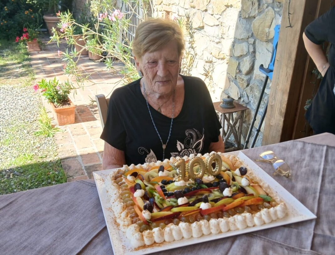Remy Sgherri neocentenaria a Livorno: il Comune le dona un mazzo di fiori