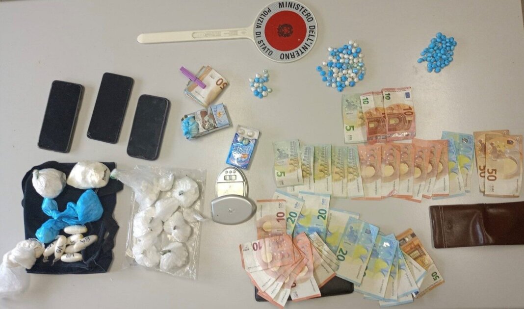 Nasconde la droga in un canneto, la polizia si nasconde per beccarlo e lo arresta