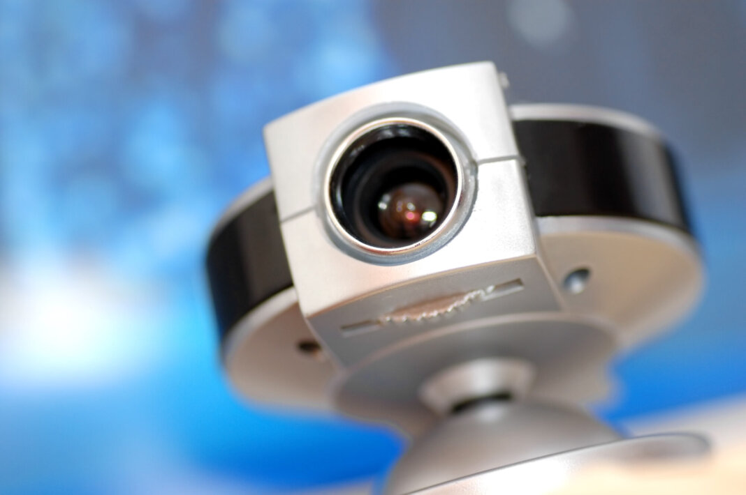 Piazza una microcamera nel bagno del negozio per riprendere la dipendente: denunciato