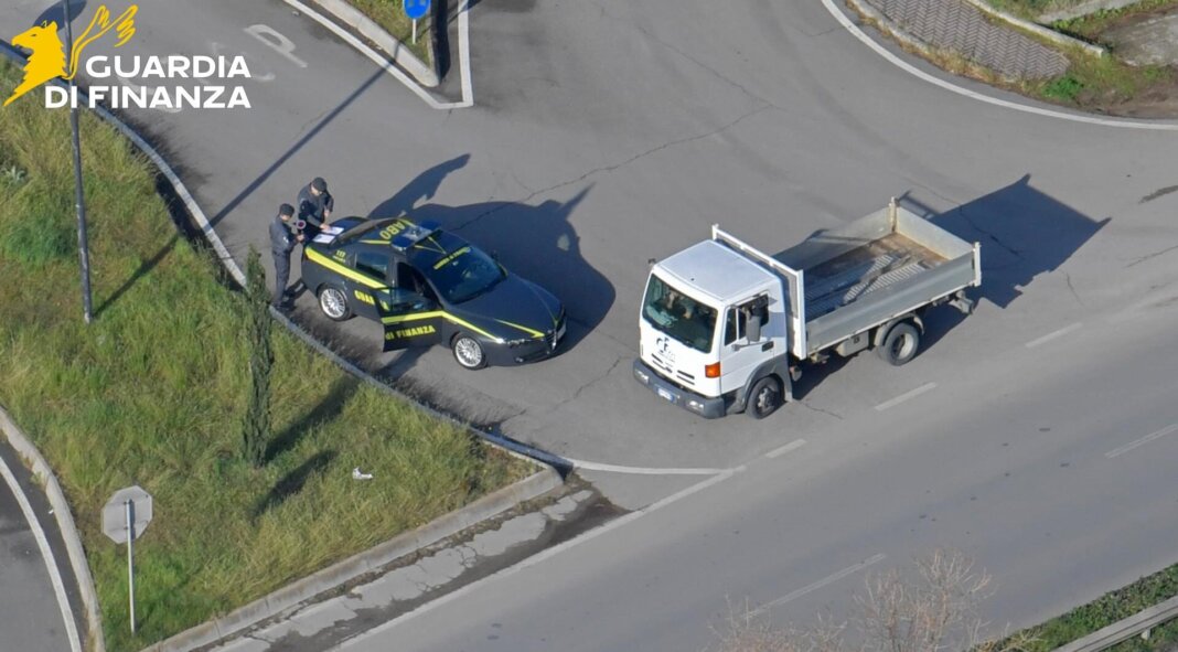 Sversano liquami da spurgo nei tombini per l'acqua piovana: scatta la denuncia