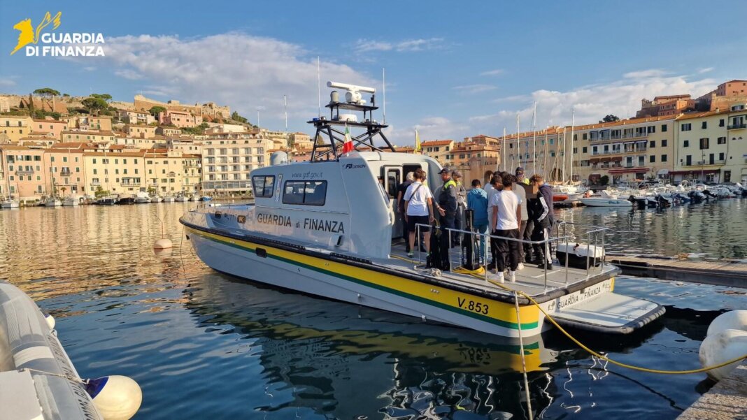 Studenti del nautico a 'lezione' di sicurezza del mare con la Guardia di Finanza