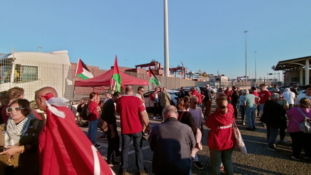 Dopo la protesta dei portuali la nave Zim Virginia ha lasciato il porto di Livorno senza sbarcare merci