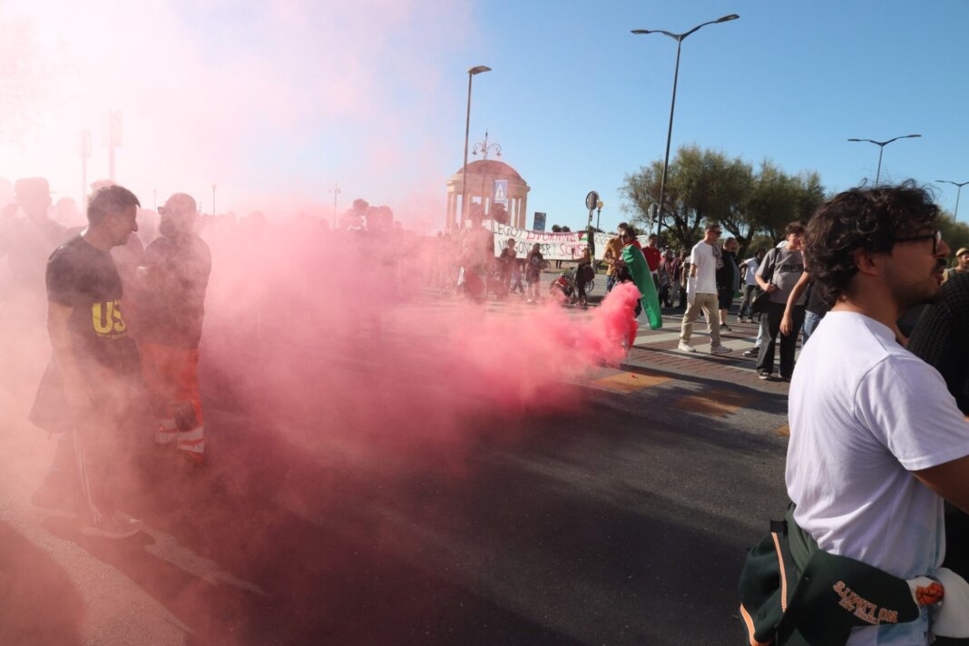 Disordini prima dell'evento della Lega: due fermati e due agenti feriti. Sequestrate spranghe