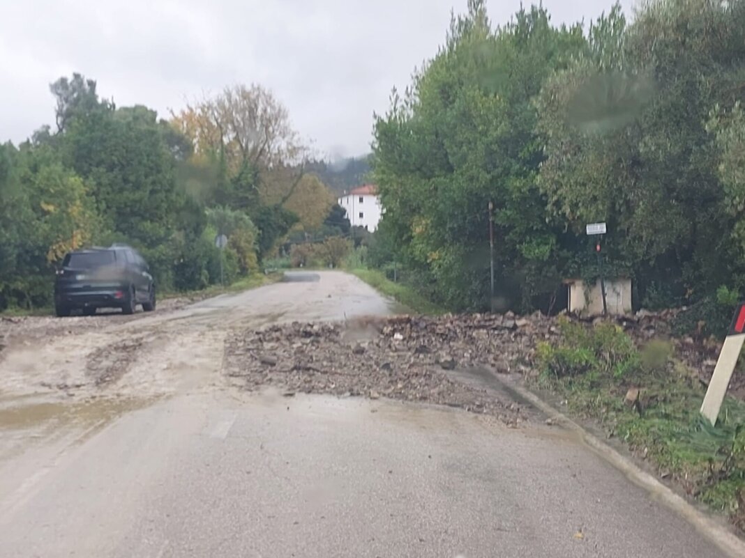 Detriti e pietrisco sulle strade per il maltempo, addetti in azione sulle strade della provincia