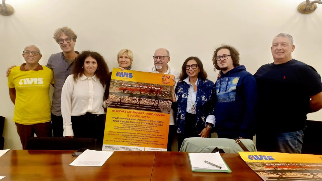 L'arte incontra la solidarietà: inaugurano 16 panchine riqualificate e decorate in piazza Damiano Chiesa