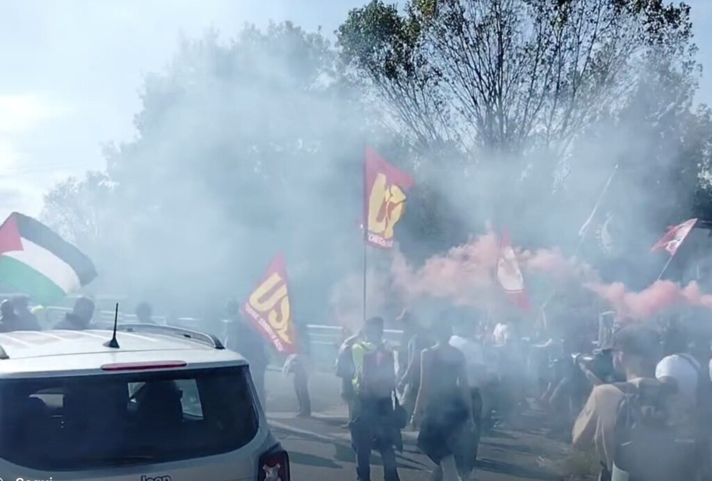 Il corteo dei sindacati di base blocca la circolazione in superstrada