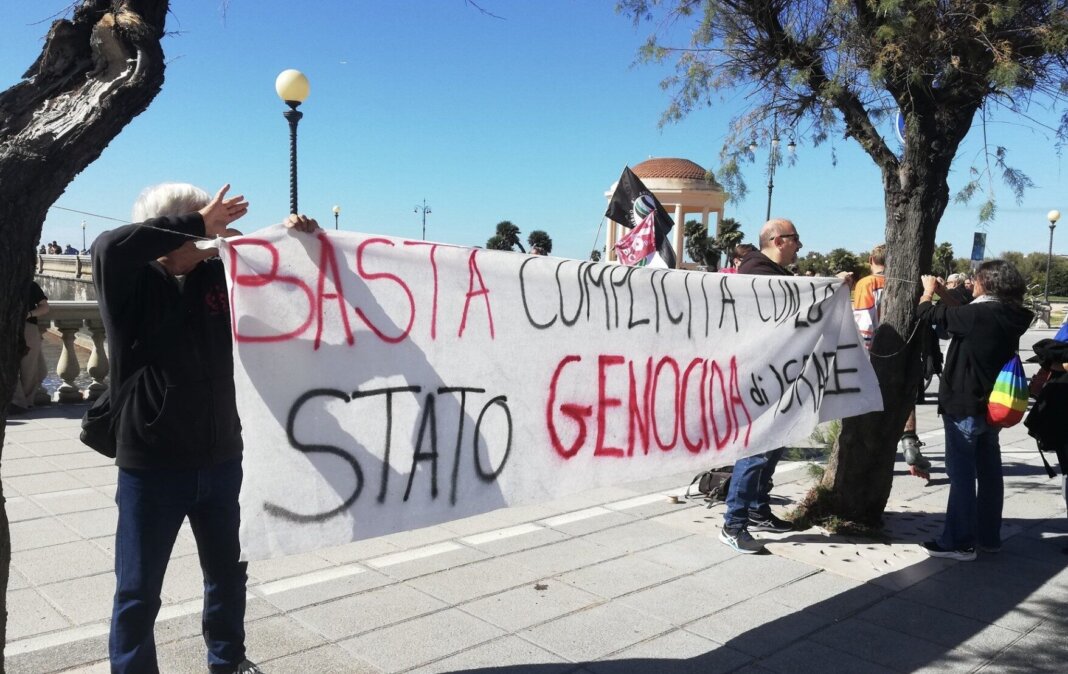 Salvini e i ministri della Lega a Livorno fra cori e insulti: 