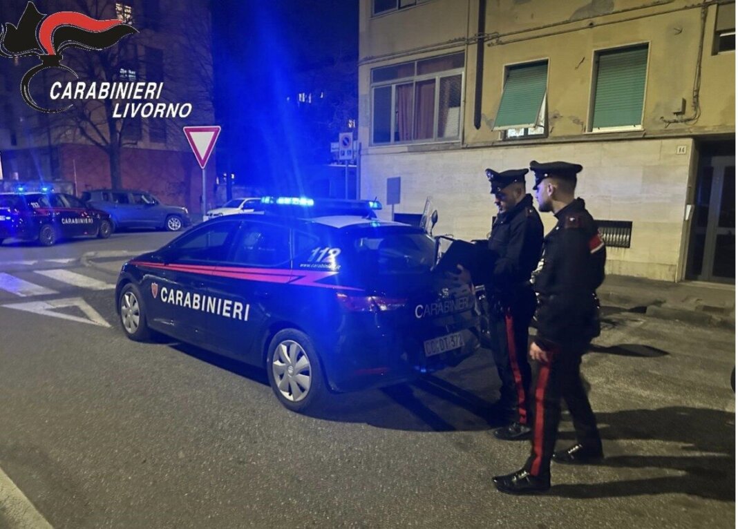 Nella lite spunta il coltello, l'aggredito sale in casa e lancia una fiocina