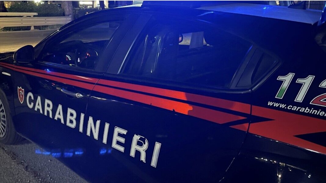 Aggredisce il rivale a coltellate dopo una lite: denunciato (foto carabinieri)
