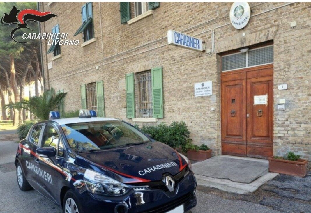 Sottrae da una casa una carta di debito e fa acquisti: rintracciata e denunciata