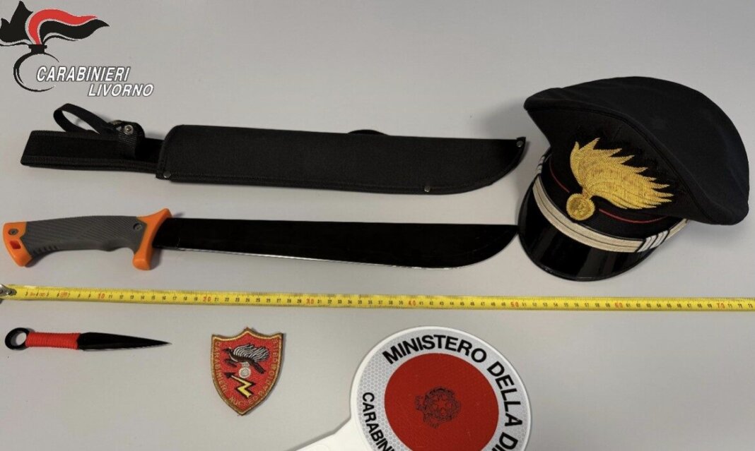 Minaccia con un coltello e un machete un esercente che lo rimprovera di non raccogliere le feci del cane