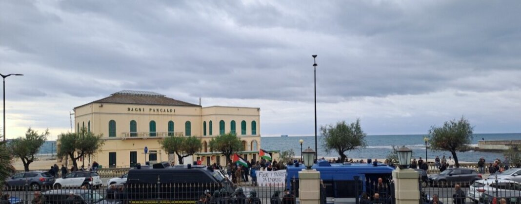 Roberto Vannacci contestato a Livorno: 