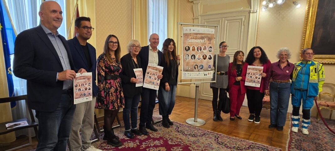 Canzoni e solidarietà sul palco del teatro Goldoni con 'Cambiamo musica'