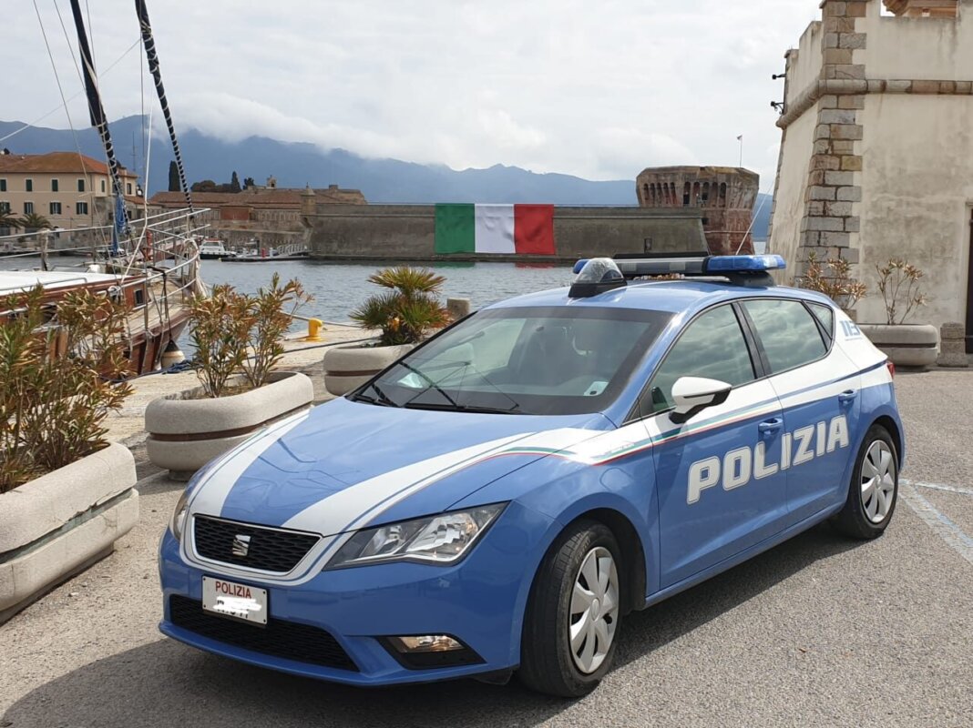 Ruba l'incasso dal registratore di cassa di un panificio: incastrato dalle telecamere