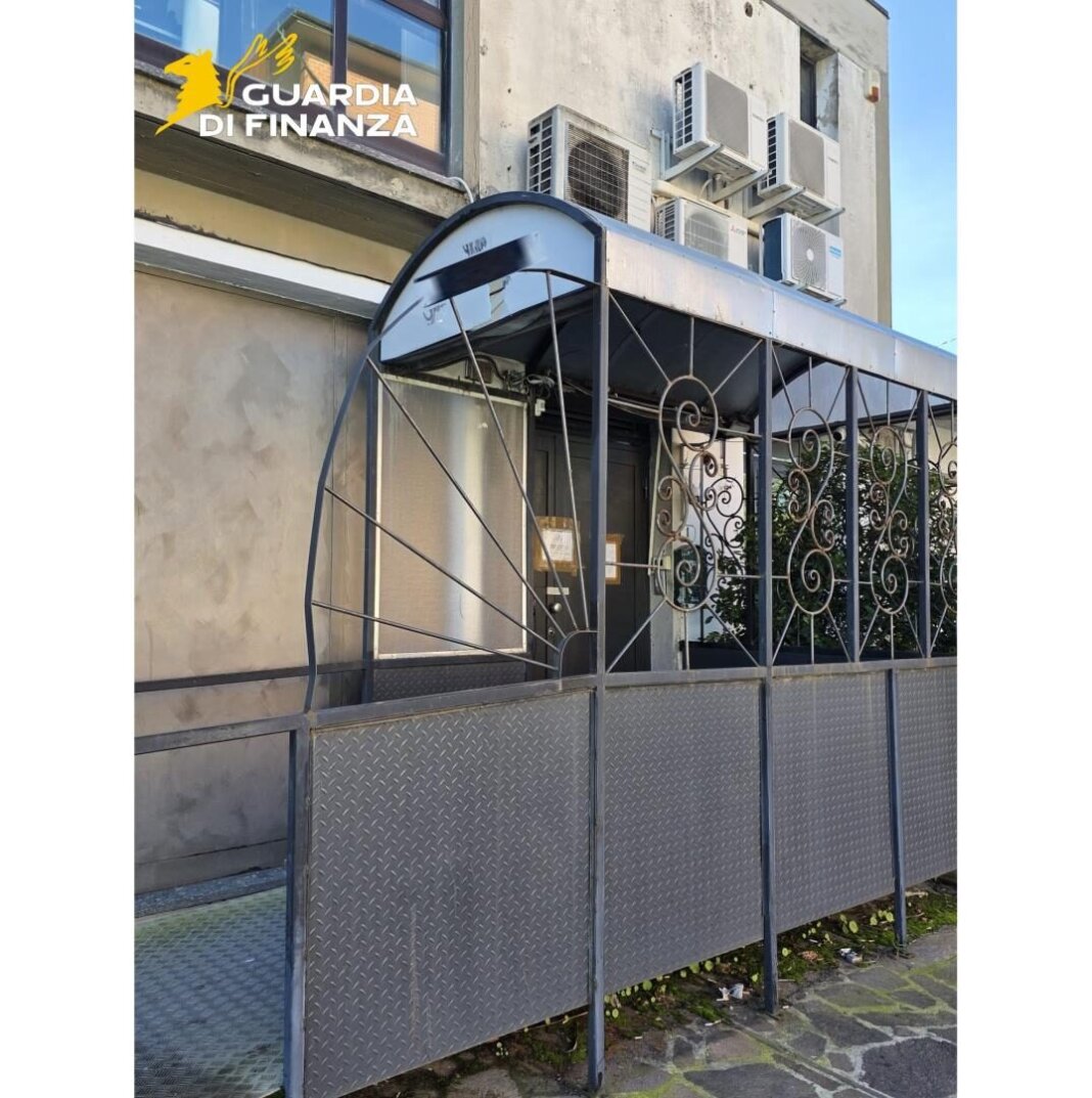 Nel night club ballerine senza permesso di soggiorno e buttafuori non qualificati: nei guai due imprenditori livornesi