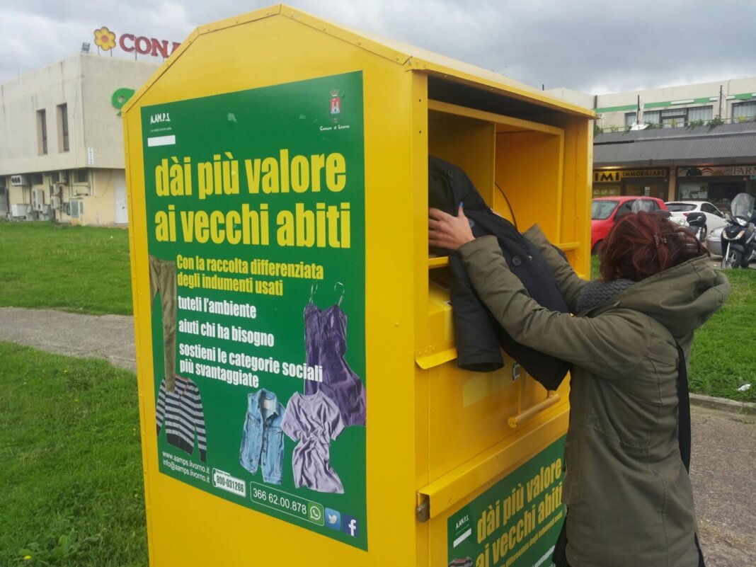 Porto Azzurro, rimossi i cassonetti degli abiti usati: 