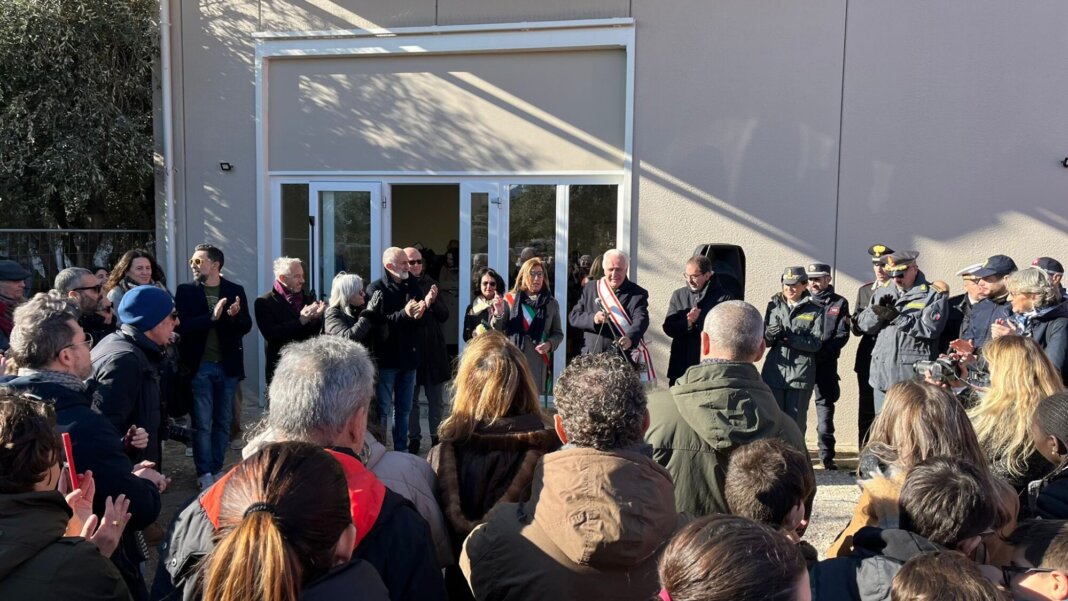 Cinquecento pettorine gialle per chi userà il capannone sottratto alle mafie