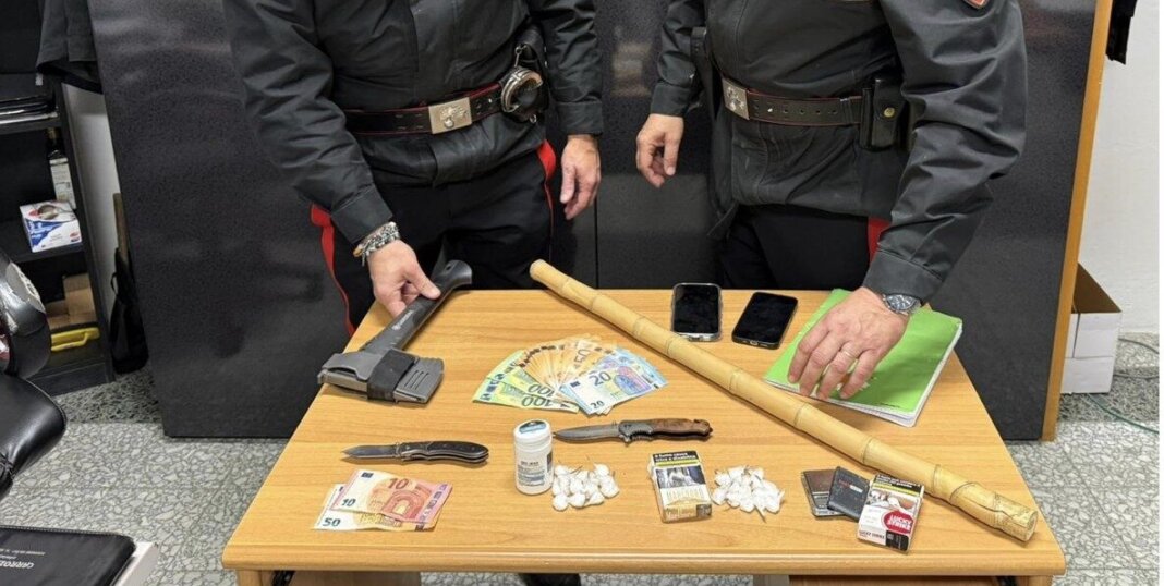 Irrompono in casa di un uomo e lo minacciano con un'ascia per un presunto debito: un arresto e una denuncia