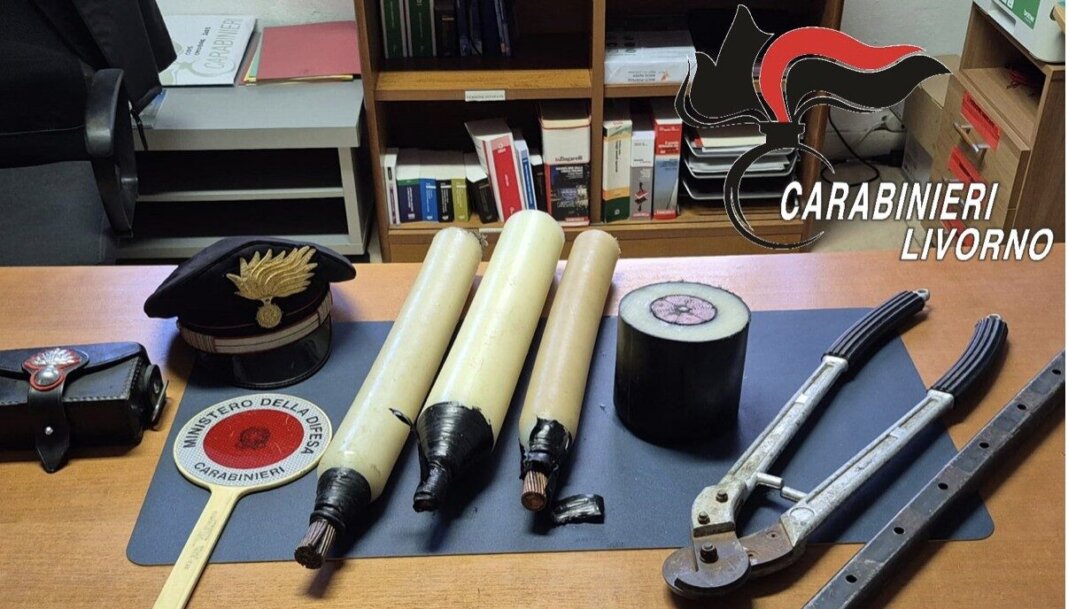 Nell'auto rame rubato e attrezzi per compiere furti: denunciati cinque giovani