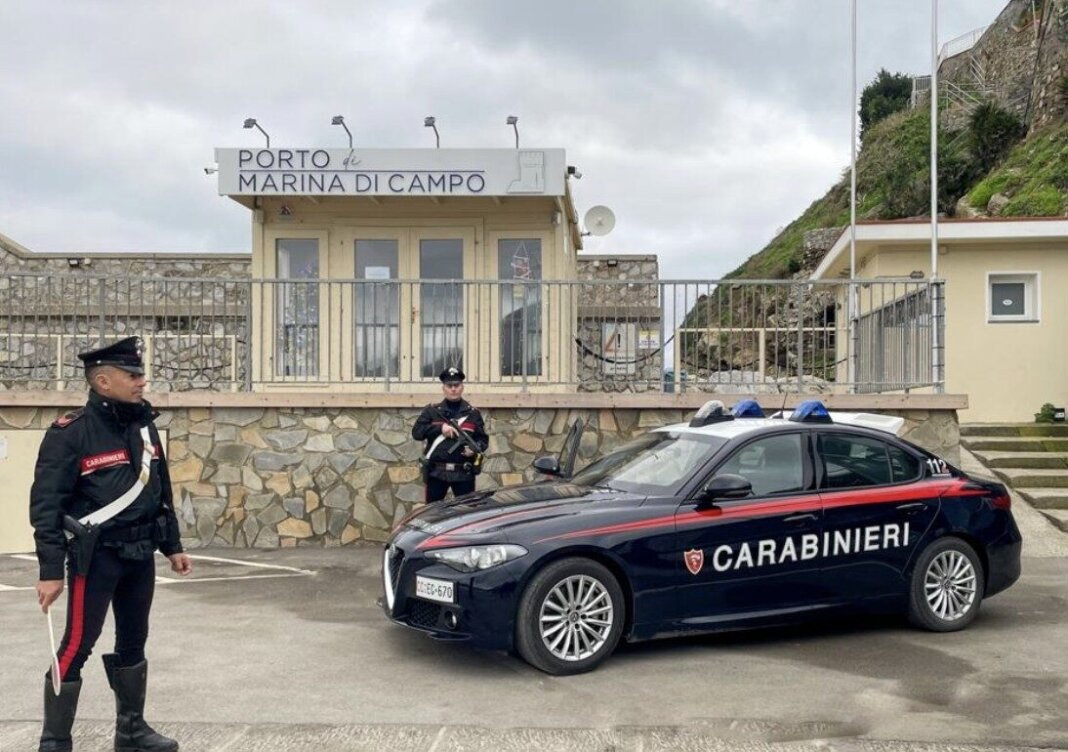 Ruba i panni stesi ad asciugare di un'abitazione: scoperto e denunciato