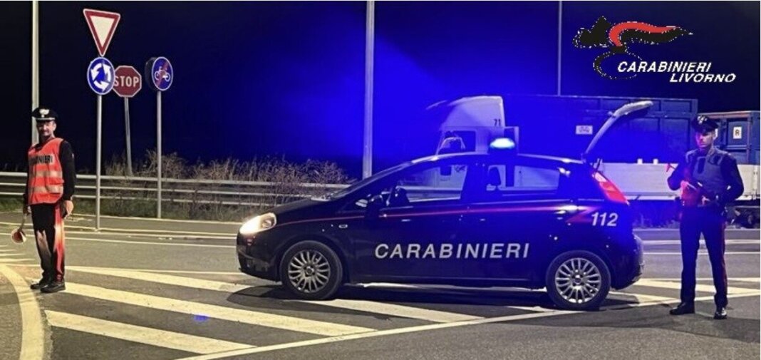 Beccato a cedere una dose di hashish: in manette pusher di 20 anni