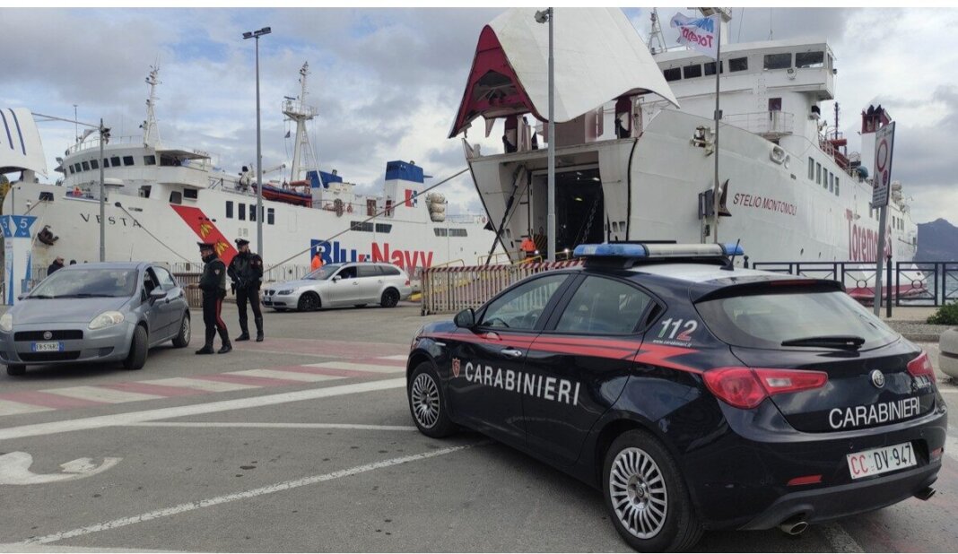 Nell'auto ha mezzo chilo di droga pronta da spacciare all'Elba e viene arrestato