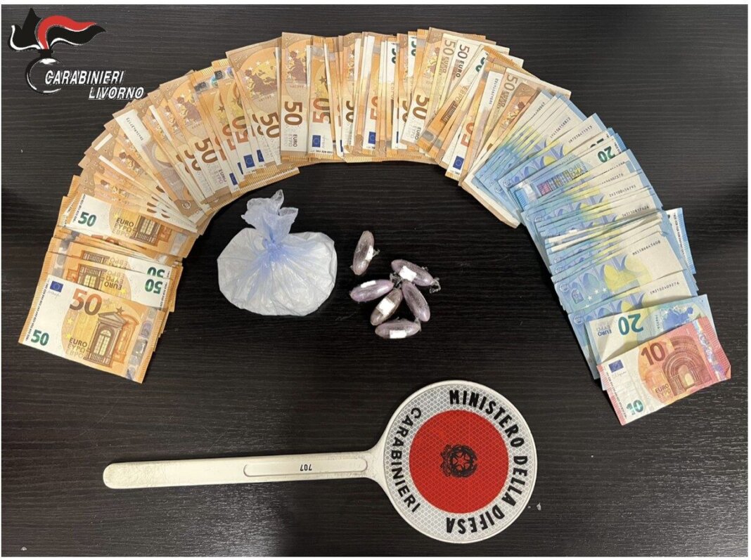 Cocaina, hashish e oltre 15mila euro in contanti in casa: arrestato per spaccio