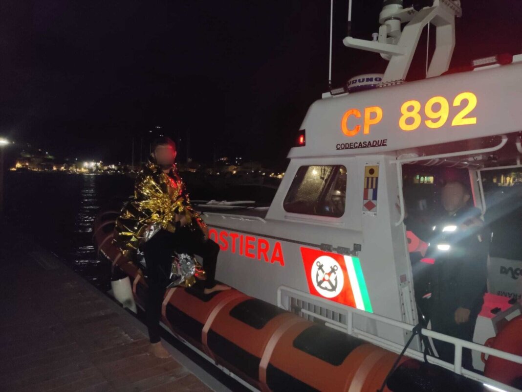 Canoista in difficoltà salvato al largo dell'Isola d'Elba