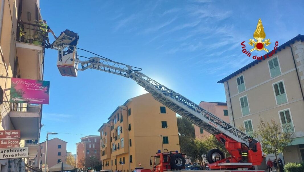 Cade accidentalmente sul balcone di casa a Portoferraio: soccorsa una donna di 82 anni