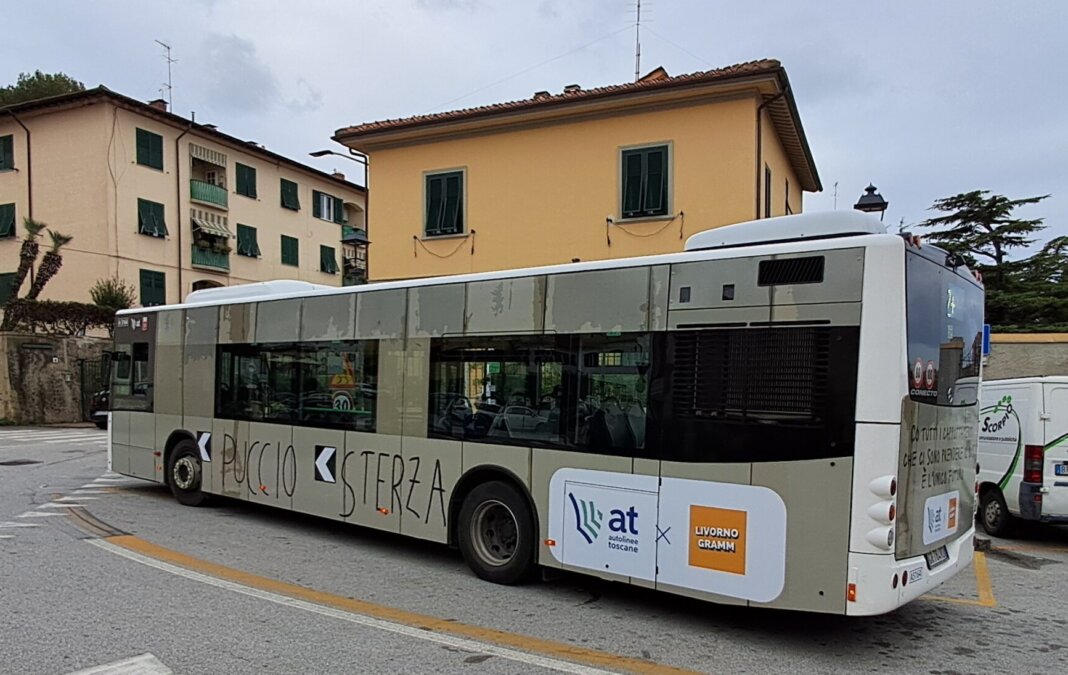 La scritta 'Puccio sterza' finisce sui bus della linea da stazione a Miramare